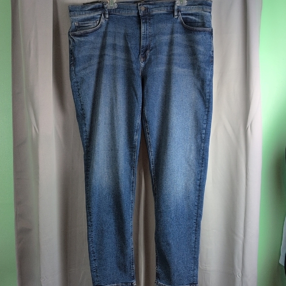 Banana Republic Tapered Leg Blue Jeans Classic Denim. NWT. - Picture 1 of 7